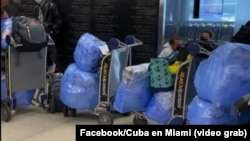 Los cubanos suelen viajar cargados de equipaje a la isla para llevar productos esenciales a sus familiares. 