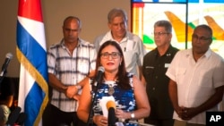La funcionaria de la cancillería cubana Johana Tablada en una conferencia el 23 de julio de 2019, donde también abordó el tema del "Síndrome de La Habana". Foto AP/Ramón Espinosa)