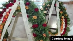 Ofrendas florales enviadas por Raúl Castro al coronel Hugo Leandro Rueda Jomarrón, uno de los fundadores del Ejército Oriental.