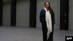 Tania Bruguera en el Turbine Hall del Tate Modern en Londres, en la apertura de su trabajo "Tania Bruguera: 10,148,451", el 1 de octubre de 2018.