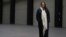 Tania Bruguera en el Turbine Hall del Tate Modern en Londres, en la apertura de su trabajo "Tania Bruguera: 10,148,451", el 1 de octubre de 2018.