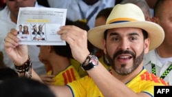 El candidato del movimiento Defensores de la Patria, Abelardo de la Espriella, muestra su boleta electoral.