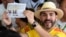 El candidato del movimiento Defensores de la Patria, Abelardo de la Espriella, muestra su boleta electoral.
