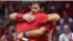 Federer y Wawrinka se funden en un abrazo tras vencer a Richard Gasquet y Julien Benneteau.