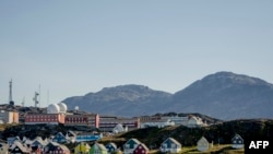 Una fotografía tomada el 6 de septiembre de 2026 muestra casas y otros edificios en Nuuk, Groenlandia.