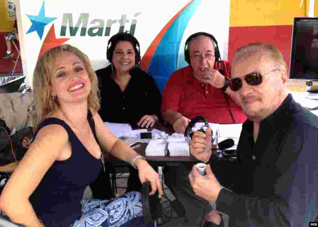 Un equipo de Radio Mart&iacute;, de izq. a der. los periodistas Karen Caballero, Alfredo Jacomino, Ram&oacute;n Morell de Oro posa junto a un invitado de lujo, el m&uacute;sico Carlos Oliva. 