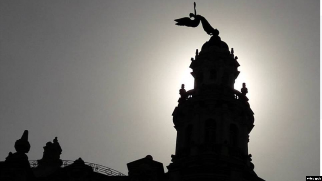 Una estatua de la diosa griega de la victoria Niké en el Gran Teatro de La Habana quedó torcida por los vientos del huracán Irma.