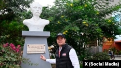 El Embajador de EEUU en Lima, Bernie Navarro, posa junto a un busto de José Martí en la capital peruana.