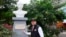 El Embajador de EEUU en Lima, Bernie Navarro, posa junto a un busto de José Martí en la capital peruana.