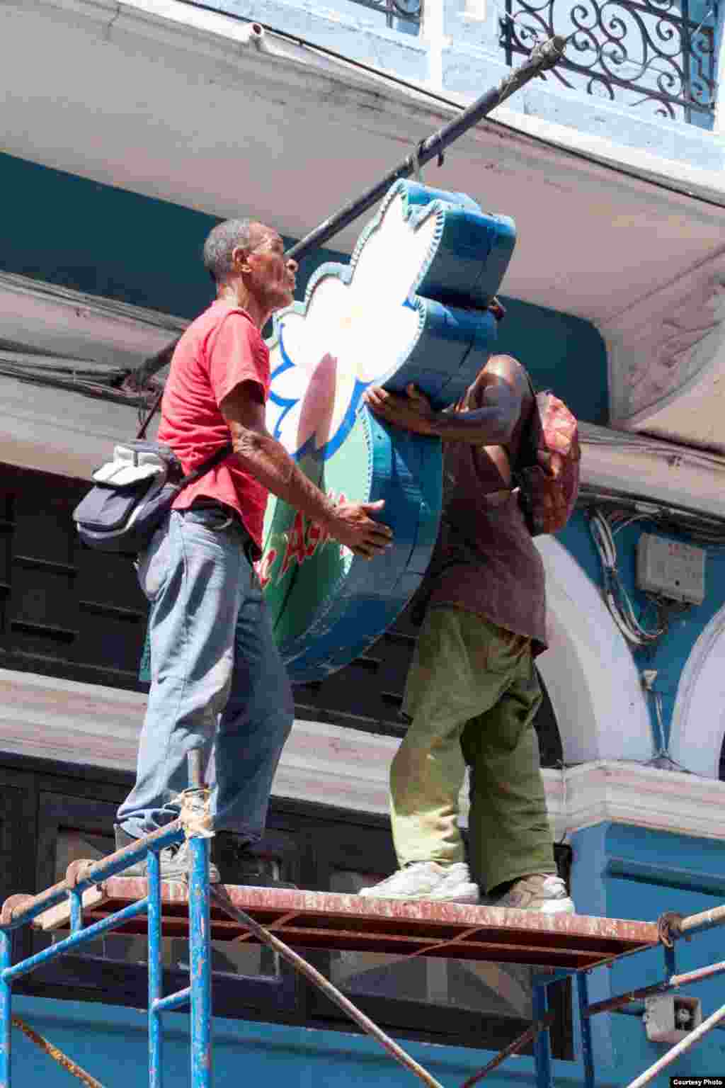 Preparativos en Santiago de Cuba. Foto Angélica Producciones.