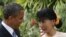 El presidente estadounidense Barack conversa con la líder de la oposición birmana Aung San Suu Kyi a su llegada a la casa de la Premio Nobel de la Paz.  