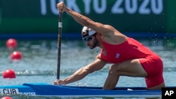 Fernando Dayan Jorge Enríquez, de Cuba, compite en la serie masculina de 1000 m en canoa individual durante los Juegos Olímpicos de verano de 2020, el 6 de agosto de 2021, en Tokio, Japón. (Foto AP/Kirsty Wigglesworth)