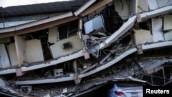 Un automóvil yace aplastado bajo los escombros de un edificio derrumbado tras un terremoto ocurrido cerca de la costa sur de Panamá, en Penonomé, Panamá, el 10 de octubre de 2026.