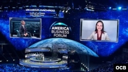 La líder de la oposición, María Corina Machado, entrevistada por el alcalde de Miami, Francis Suarez en el Foro Empresarial de América 2025, en el Centro Kaseya.