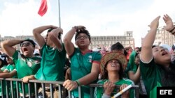 Aficionados de MéxIco lamentan un gol contra su equipo durante la transmisión del partido del Mundial de Rusia 2018 entre México y Suecia.