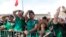 Aficionados de MéxIco lamentan un gol contra su equipo durante la transmisión del partido del Mundial de Rusia 2018 entre México y Suecia.