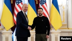 El presidente de Estados Unidos, Joe Biden, le da la mano al presidente de Ucrania, Volodymyr Zelenskyy, en el Palacio Mariinsky en una visita no anunciada a Kyiv, Ucrania, el lunes 20 de febrero de 2023. ( Evan Vucci/Pool vía REUTERS)