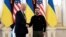 El presidente de Estados Unidos, Joe Biden, le da la mano al presidente de Ucrania, Volodymyr Zelenskyy, en el Palacio Mariinsky en una visita no anunciada a Kyiv, Ucrania, el lunes 20 de febrero de 2023. ( Evan Vucci/Pool vía REUTERS)