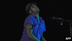 El jazzista cubano Roberto Fonseca, durante una actuación en el Museo de Bellas Artes, La Habana, 2011. (AFP).