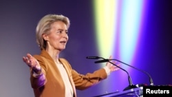 La presidenta de la poderosa Comisión Europea de la Unión Europea, Ursula von der Leyen, en el Café Kyiv, en la ciudad alemana de Berlín, el 19 de febrero de 2024. (Reuters/Liesa Johannssen). 