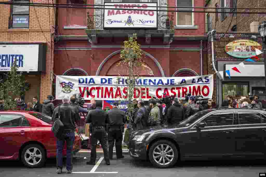 Miembros de la Unión de expresos políticos cubanos de Nueva Jersey se congregan para reaccionar a la muerte del líder cubano Fidel Castro.