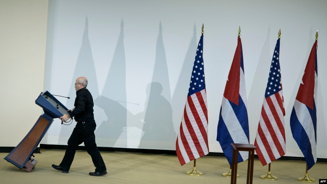 Banderas de Estados Unidos y Cuba.
