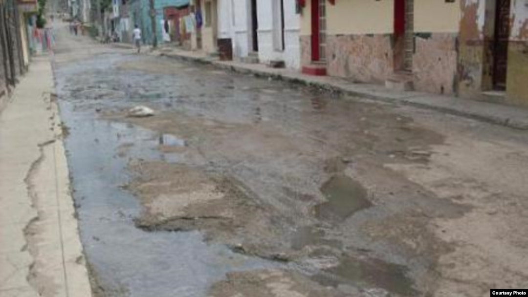 Aguas albañales en una avenida de Guanabacoa. (Archivo)