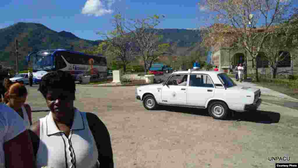 La polic&iacute;a las vigila en su camino al Cobre