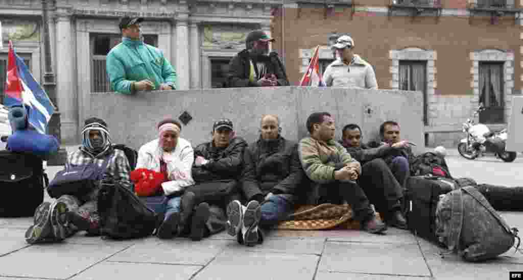 Una decena de expresos cubanos que participan en una acampada en Madrid para denunciar su situación de "total desamparo" en España han decidido secundar desde hoy una huelga de hambre para reclamar ayuda. Los excarcelados forman parte del grupo de 115 exp