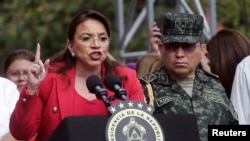 FOTO ARCHIVO. La presidenta de Honduras, Xiomara Castro, se dirige a sus partidarios durante una protesta el 29 de agosto de 2023. REUTERS/Fredy Rodríguez