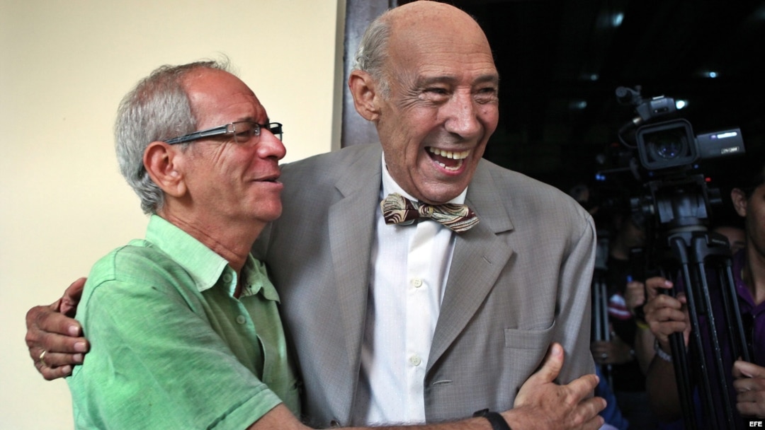 ARCHIVO. El actor cubano Reinaldo Miravalles, quien reside en EEUU desde hace 20 años, y el cineasta Gerardo Chijona (i), se abrazan durante el rodaje de la película “Esther en alguna parte” en La Habana.