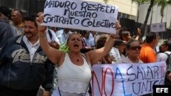 Trabajadores venezolanos protestan por medidas económicas de Maduro.