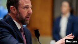 Mullin testifica ante el Comité de Seguridad Nacional y Asuntos Gubernamentales durante su audiencia de confirmación en Washington. (REUTERS/Evan Vucci).