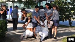 En esta foto de archivo la policía reprime a dos integrantes de as Damas de Blanco.