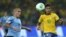 El delantero de la selección de Brasil, Neymar da Silva (d), lucha el balón con Maximiliano Pereira, defensa de Uruguay.