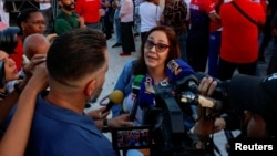 Mariela Castro, hija de Raúl Castro, habla con miembros de la prensa durante un acto gubernamental el 22 de mayo de 2026. REUTERS/Norlys Perez