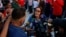 Mariela Castro, hija de Raúl Castro, habla con miembros de la prensa durante un acto gubernamental el 22 de mayo de 2026. REUTERS/Norlys Perez