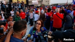 Mariela Castro, hija de Raúl Castro, conversa con miembros de la prensa durante en La Habana, Cuba, el 22 de mayo de 2026. REUTERS/Norlys Pérez