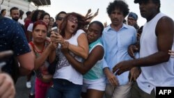 Agentes de civil reprimen a Iliana Hernández, periodista independiente y activista de la sociedad civil cubana.