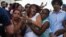 Agentes de civil reprimen a Iliana Hernández (centro), periodista independiente y activista de la sociedad civil cubana.
