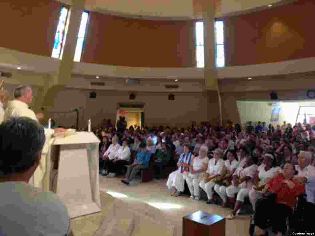 El padre Rumín oficia la misa en la Ermita de la Caridad.