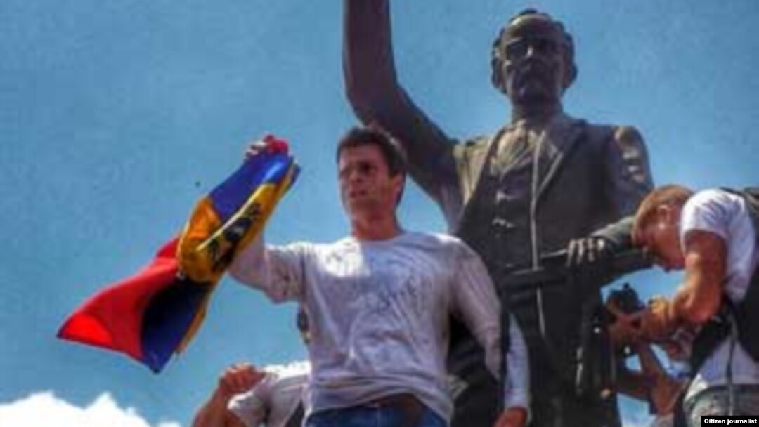 @leopoldolopez llega a Chacaito y se dirige a la concentración desde la estatua de José Martí pic.twitter.com/nSCfQADfh6