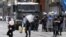 Policías antidisturbios turcos disparan botes de gas lacrimógeno contra manifestantes