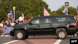 El carro del presidente Trump frente al Hospital Militar Walter Reed en Bethesda, Maryland, en las afueras de Washington, DC.