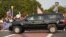 El carro del presidente Trump frente al Hospital Militar Walter Reed en Bethesda, Maryland, en las afueras de Washington, DC.