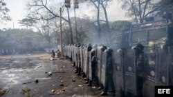 Manifestantes se enfrentan con integrantes de la Policía Nacional Bolivariana durante una protesta contra el gobierno del presidente venezolano Nicolás Maduro.