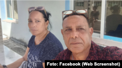 Yunia Figueredo junto a su esposo, el también comunicador independiente Frank Correa.