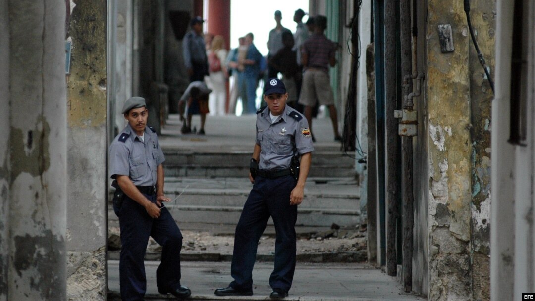 Dos policías cubanos hacen guardia en el barrio de Centro Habana, Cuba. 