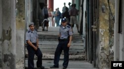 Dos policías cubanos hacen guardia en el barrio de Centro Habana, Cuba. 
