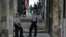 Dos policías cubanos hacen guardia en el barrio de Centro Habana, Cuba. 